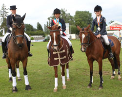 Medaillengewinner der Pony-Dressurreiter: v.l. Anna Rindler, Jolanda Becker, Flora Reemtsma.